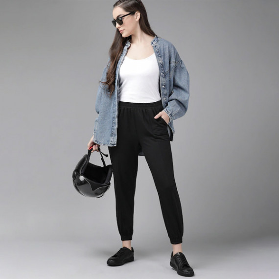 https://fazhionshore.com/products/women-black-solid-straight-fit-cropped-joggers